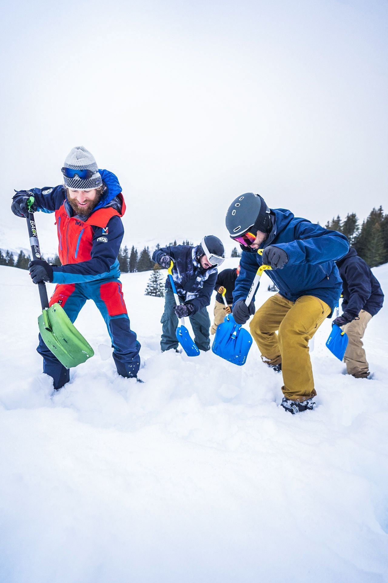Personen üben Lawinenrettung